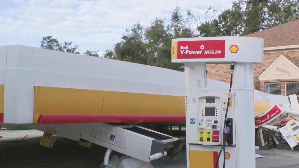 Hurricane Isaias damages homes and businesses along Florida Gulf Coast — CBS Miami, Wellington Business news