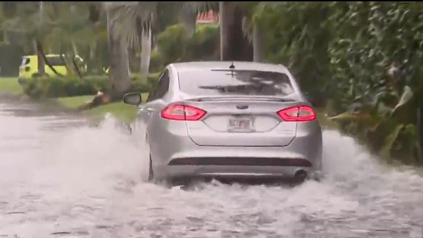 Heavy rain leaves flooded streets, hazardous driving conditions in Broward County — CBS Miami, Wellington Community news