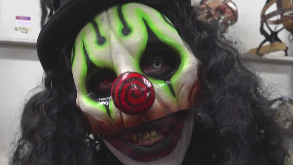 South Florida scare actor sells ice by day, haunts by night — CBS Miami, Wellington Sports news