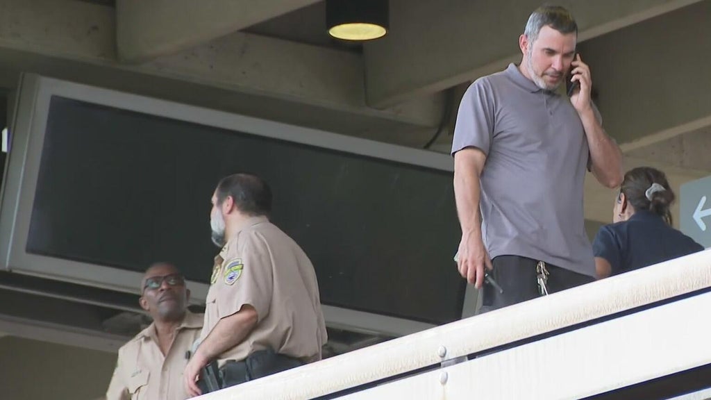 Man grazed by bullet after shooting at Metrorail station in Miami — CBS Miami, Wellington Community news