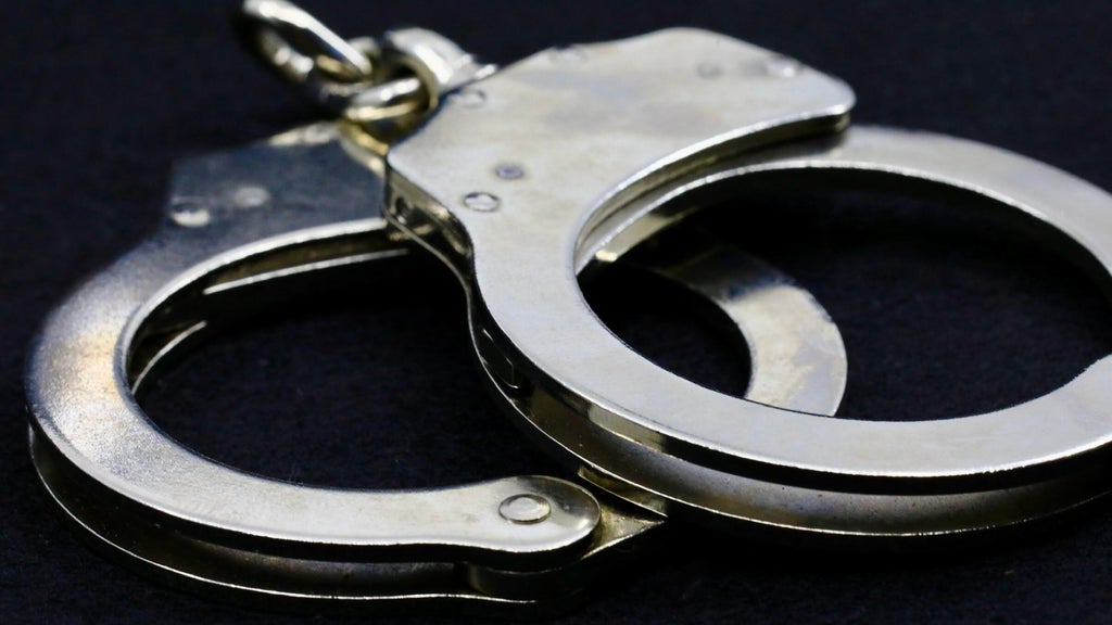 Miami-Dade father arrested, accused of starving and locking up his two children, deputies say — CBS Miami, Wellington Real Estate news