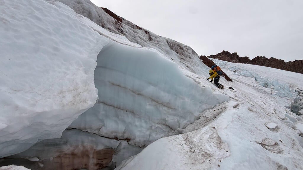 Florida man injured climbing California's Mount Shasta rescued after 2 nights in freezing temps — CBS Miami, Wellington Health news