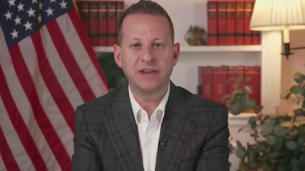 Man arrested in Palm Beach County for threatening voicemail against Rep. Jared Moskowitz — CBS Miami, Wellington Community news