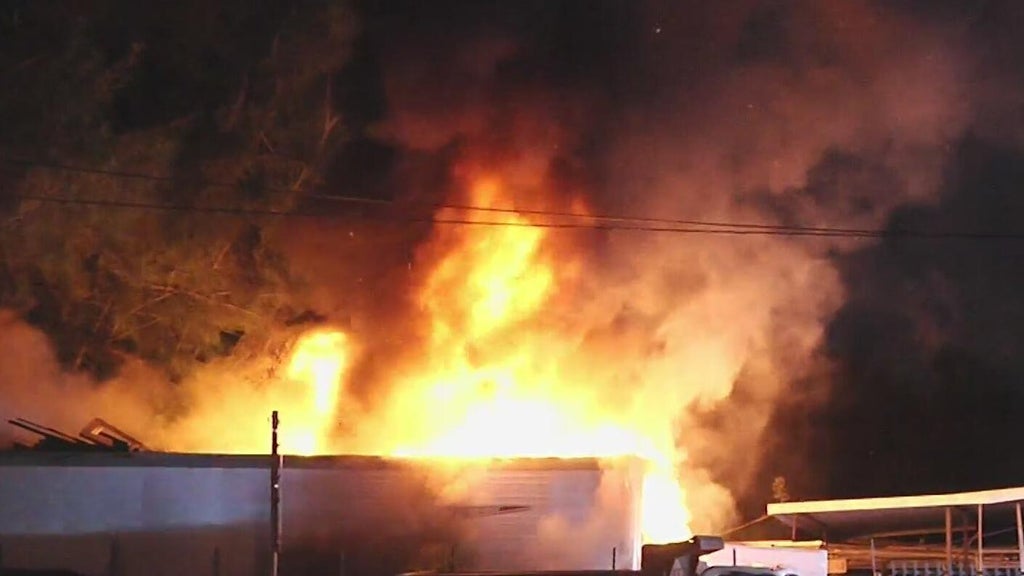Massive fire breaks out at mobile home in West Little River — CBS Miami, Wellington Community news