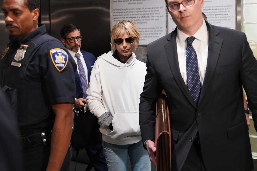 Selma Blair arrested in NYC after alleged flight assault, charged with kicking officer, nurse after — WPBF Entertainment Palm Beach, Wellington Health news