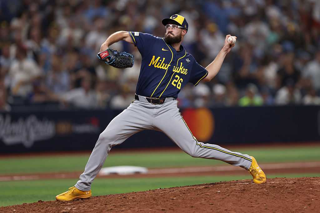 Brewers relief pitcher breaks postseason record — Wellington Sports news