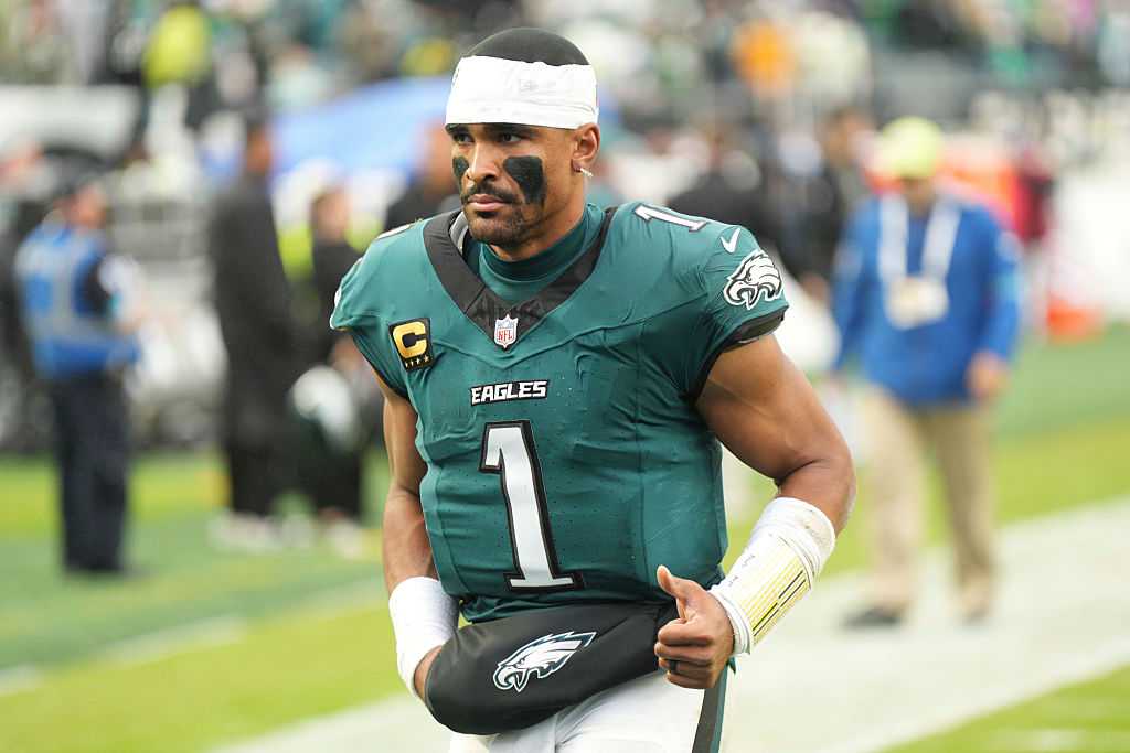 Jalen Hurts out for season after doctors find multiple blood clots in his lungs — WPBF Sports Palm Beach, Wellington Health news